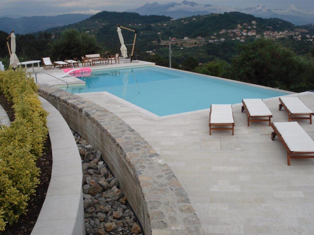 Piscina a sfioro